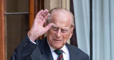 Royal fans pay heartwarming tribute to The Queen and Prince Philip as Duke of Edinburgh dies: 'He was a great man' - www.ok.co.uk