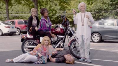 Ellen Burstyn Takes on Retirement Home Mean Girls in 'Queen Bees' Trailer (Exclusive) - www.etonline.com