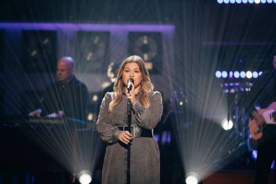 Kelly Clarkson Performs Stunning Version Of ‘Lost In Your Eyes’ By Debbie Gibson - etcanada.com