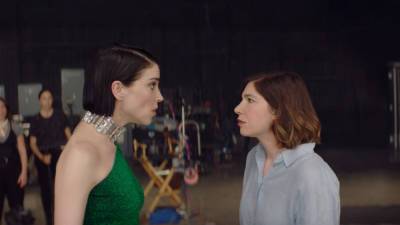 ‘The Nowhere Inn’ Teaser: St. Vincent Stars In A Metafictional Drama With ‘Portlandia’s’ Carrie Brownstein - theplaylist.net