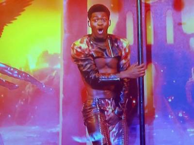Lil Nas X Brilliantly Handles Wardrobe Malfunction During Fiery ‘SNL’ Performance And Fans Love It - etcanada.com