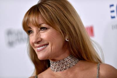 Jane Seymour On Crutches After Fracturing Knee On Set In Ireland - etcanada.com - Ireland