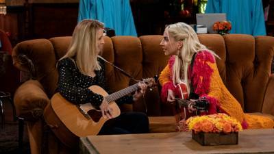 'Friends' Reunion: Lady Gaga Has the Ultimate Fangirl Moment, Singing 'Smelly Cat' With Lisa Kudrow - www.etonline.com