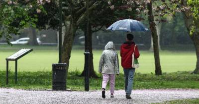 Mancs brave the rain to visit parks in Bank Holiday Monday washout - www.manchestereveningnews.co.uk