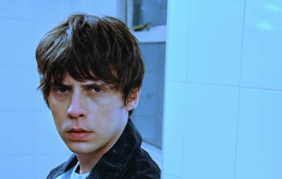 Watch Jake Bugg’s cosmic party video for new single ‘Lost’ - www.nme.com
