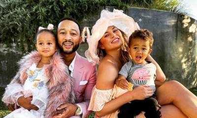 Why John Legend give Chrissy Teigen the same gift every Mother’s Day - us.hola.com