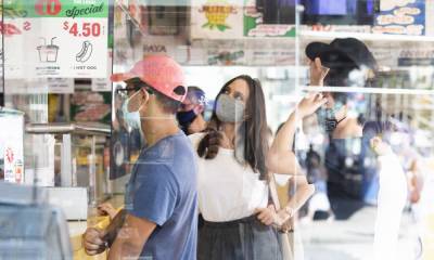 Angelina Jolie grabs a hot dog with her sons on family trip to New York - us.hola.com - New York - New York - county Angelina