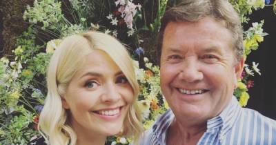 Holly Willoughby speaks on rare occasion about her dad as she praises his life motto - www.manchestereveningnews.co.uk