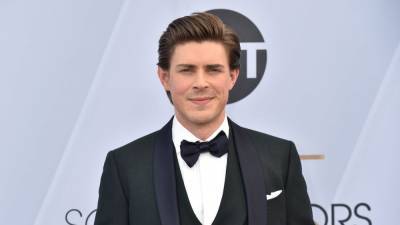 'How I Met Your Father': Chris Lowell to Star Opposite Hilary Duff in Hulu Spinoff - www.etonline.com