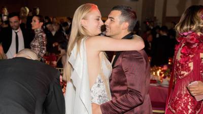 Joe Jonas Gets A Special Facial Massage From Wife Sophie Turner In Cute New PDA Video - hollywoodlife.com - county Turner