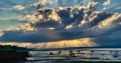 Picture Scotland: Scot snaps dramatic sunburst over the Firth of Forth - www.dailyrecord.co.uk - Scotland - county Highland