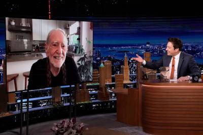 Willie Nelson Talks Barbra Streisand Duet, New Book & More In ‘Tonight Show’ Appearance - etcanada.com