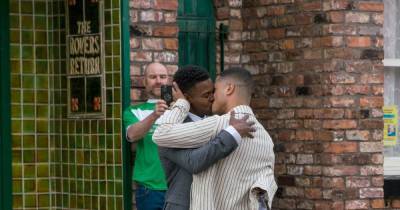How Coronation Street filmed its first post-pandemic kiss between actors - www.manchestereveningnews.co.uk
