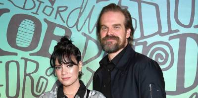 David Harbour Reveals Who Convinced Him to Marry Lily Allen During the Pandemic - www.justjared.com - Britain - Las Vegas
