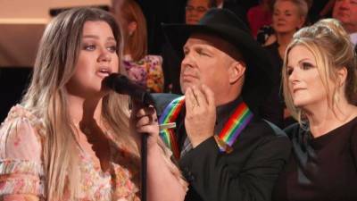 Kelly Clarkson Admits She Was Nervous While Singing Garth Brooks' 'The Dance' at Kennedy Center Tribute - www.etonline.com - Columbia