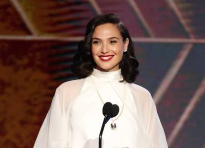 Gal Gadot introduces her third child with adorable family snap - evoke.ie