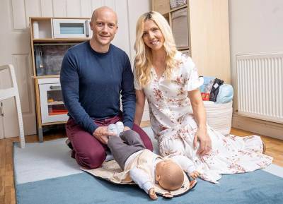 Delight for Dublin couple as they bag huge Dragon’s Den investment for ‘sanity saver’ changing mat - evoke.ie - Britain - Ireland - Dublin