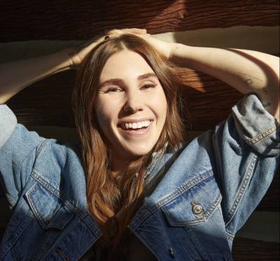 ‘The Flight Attendant’s Zosia Mamet Signs Two-Book Deal with Viking Penguin - deadline.com