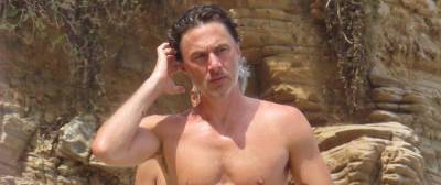 Zach Braff Puts His Fit Shirtless Figure on Display at the Beach - www.justjared.com - Los Angeles