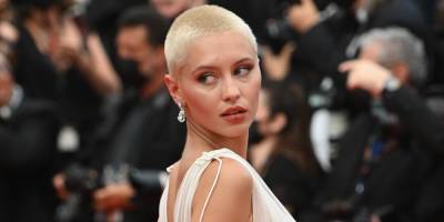 Iris Law Looks Amazing In White With Her Shaved Hair During 'French Dispatch' Premiere - www.justjared.com - France