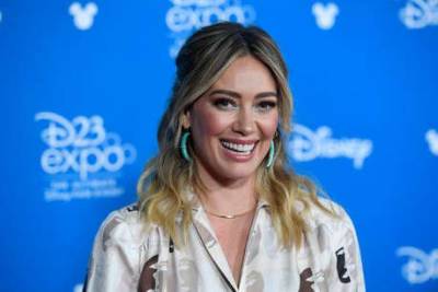 Hilary Duff shares photos from home birth of daughter Mae while praising her husband, mother and doula - www.msn.com