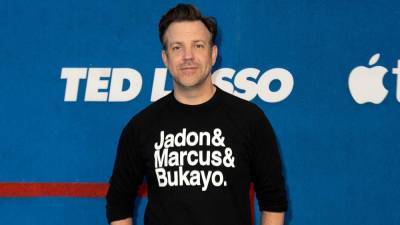 Jason Sudeikis Wears Names of English Soccer Players Who Faced Racism to 'Ted Lasso' Premiere - www.etonline.com - Britain - California - Italy - Sancho