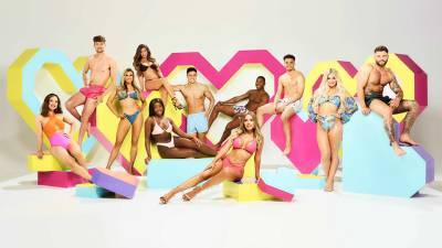 Here’s How to Watch ‘Love Island’ UK in the US, So You Don’t Miss All the British Banter - stylecaster.com - Britain - USA - county Love
