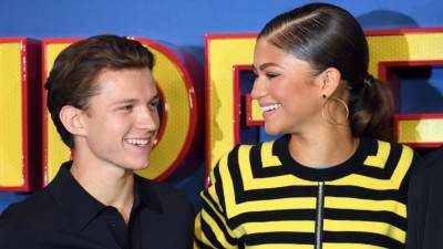 Tom Holland and Zendaya Spotted Kissing in Los Angeles - www.etonline.com - Los Angeles