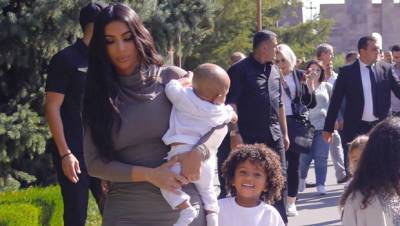 Kim Kardashian Goes Makeup-Free As ‘Little Visitors’ Psalm Saint West Disrupt Her Workout - hollywoodlife.com