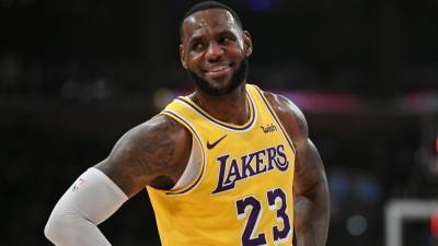 LeBron James Becomes First Player in NBA History to Make $1 Billion in Earnings While Still Playing - www.etonline.com - Los Angeles