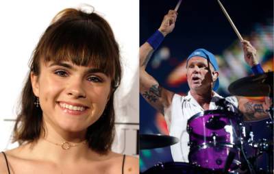 Daughter of Red Hot Chili Peppers’ Chad Smith shares ‘Universally Speaking’ cover - www.nme.com - Britain - Chad