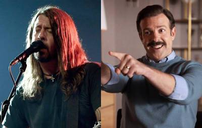 Jason Sudeikis tells Mark Hoppus how Foo Fighters inspired ‘Ted Lasso’ - www.nme.com