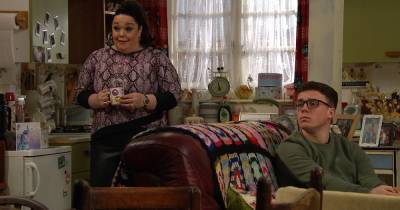 Emmerdale fans say Lisa Riley and co-star are 'real-life mum and son' - www.manchestereveningnews.co.uk
