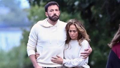 Ben Affleck Jennifer Lopez Snuggle On Romantic Hamptons Stroll After Taking Kids To Universal Studios – See Pics - hollywoodlife.com - county Hampton