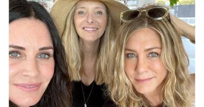 Friends’ Jennifer Aniston, Lisa Kudrow and Courteney Cox Celebrate 4th of July Together - www.usmagazine.com - California - city Cougar