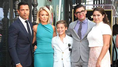 Kelly Ripa Fires Back After Fans Claim She Only Has 1 Foot In Family Photos: ‘You Guys Are Weirdos’ - hollywoodlife.com