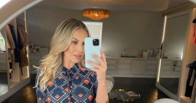 Kate Ferdinand shows off her toned torso as she poses in crop top for mirror selfie - www.ok.co.uk
