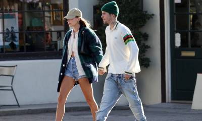 Justin and Hailey Bieber wear matching sneakers for romantic Santa Barbara stroll - us.hola.com - California - Santa Barbara