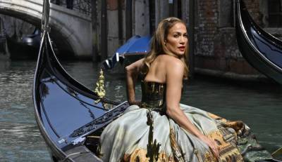 Jennifer Lopez Poses for Glamorous Photo Shoot in a Gondola Before Leaving Venice - www.justjared.com - Italy