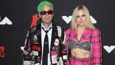 Avril Lavigne and Boyfriend Mod Sun Make Their Red Carpet Debut at 2021 MTV VMAs - www.etonline.com