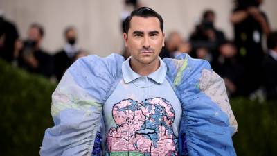 Dan Levy Makes Powerful LGBTQ Statement With Couture Met Gala 2021 Look - www.etonline.com - New York
