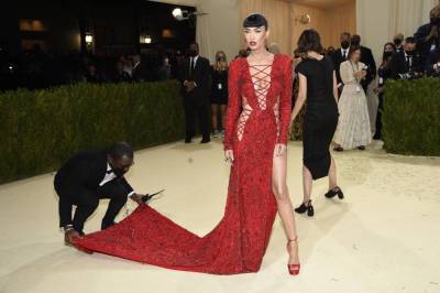 Maskless Met Gala Scene, With Face-Covered Servers Waiting On “Liberal Swells”, Mocked As Double Standard By Bill Maher: “Do The Germs Know Who The Good People Are?!” - deadline.com - New York