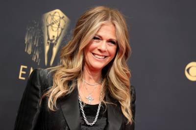 Rita Wilson Shows Off Her Rap Skills During Cedric The Entertainer’s 2021 Emmys Opening Number - etcanada.com