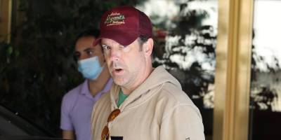 Jason Sudeikis Safely Packs His Emmys In His Car After Hotel Check Out - www.justjared.com - Los Angeles