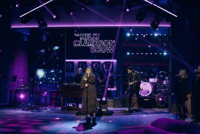 Kelly Clarkson Covers Janet Jackson’s Classic ‘Escapade’ - etcanada.com
