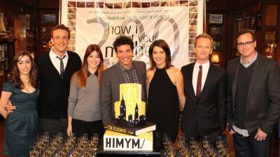 'How I Met Your Father' Pays Tribute to Bob Saget - www.etonline.com