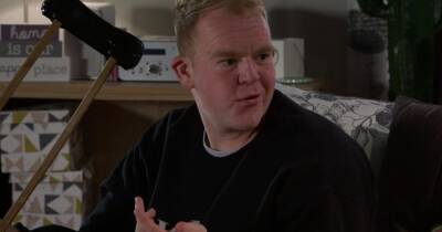 Corrie fans baffled over Ted's crutch blunder as Craig sends it off for testing - www.ok.co.uk