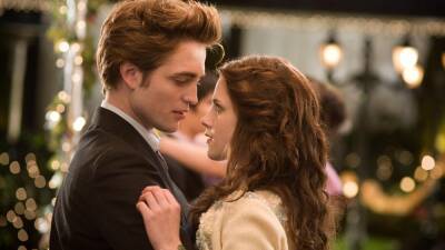 Robert Pattinson Fell Off a Bed While Kissing Kristen Stewart During a Twilight Audition - www.glamour.com