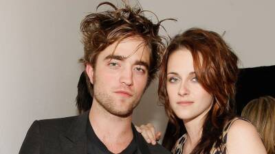Robert Pattinson Fell Off a Bed Kissing Kristen Stewart in 'Twilight' Audition, Says Director - www.etonline.com - county Stewart