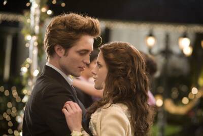 Robert Pattinson Fell Off A Bed Kissing Kristen Stewart In ‘Twilight’ Audition, Says Director - etcanada.com - New York - county Stewart